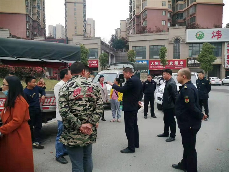 城管重拳出击整顿马路市场_邵阳头条网