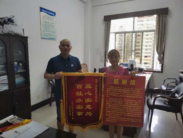 老旧小区改造暖民心，居民点赞送锦旗_邵阳头条网