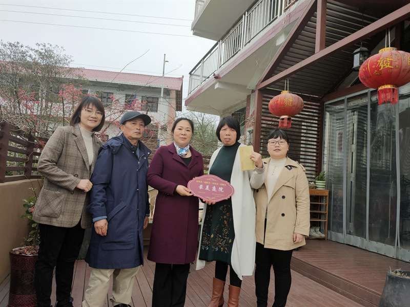 市妇联深入大祥区为“最美庭院”送奖入户_邵阳头条网