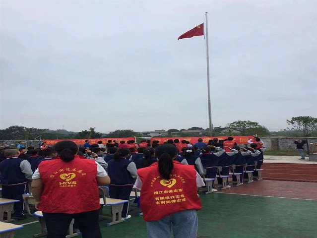 爱心善举显真情 捐赠校服暖人心_邵阳头条网