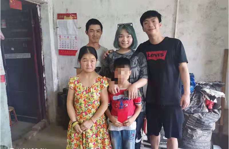点赞！90后小伙爱心资助卫东小学贫困学生_邵阳头条网