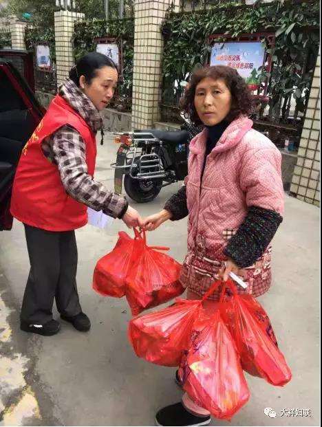 2020春节一起“把爱带回家”——大祥区妇联开展春节慰问活动(图9)