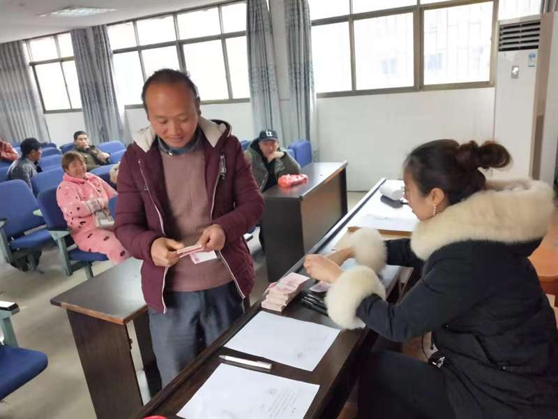 大祥区人社局劳动监察大队现场为农民工发放工资(图1)