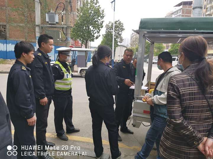 大祥城管联合交警开展机动车占道经营整治行动(图1)