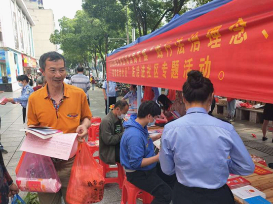 区人社局和区司法局联合开展《保障农民工工资支付条例》的宣传活动(图1)