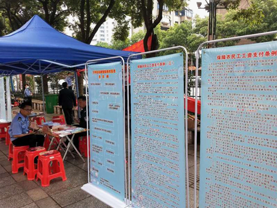 区人社局和区司法局联合开展《保障农民工工资支付条例》的宣传活动(图2)