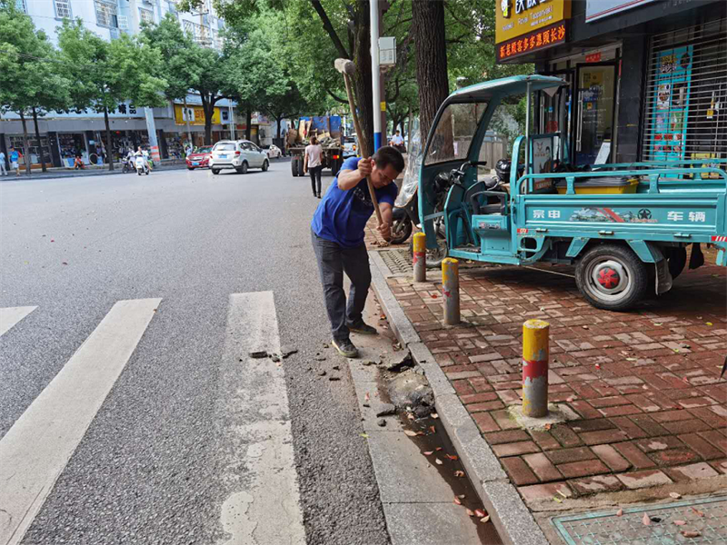 大祥区城管开展清理道路阶坡的专项整治工作(图2)