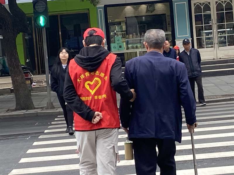 大学生志愿者文明劝导，打造整洁文明大祥(图2)