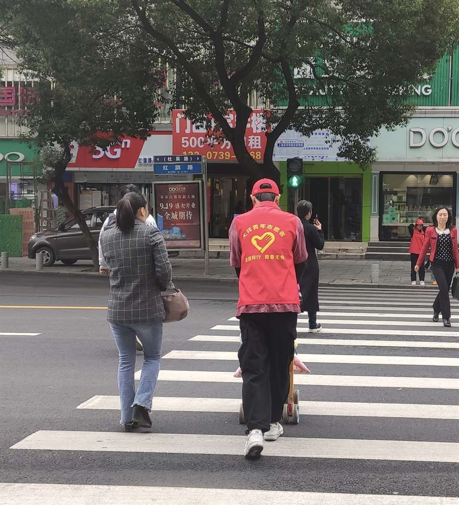 大学生志愿者文明劝导，打造整洁文明大祥(图3)