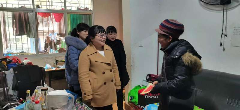 暖心省妇联领导慰问我区困难基层妇联干部(图3)