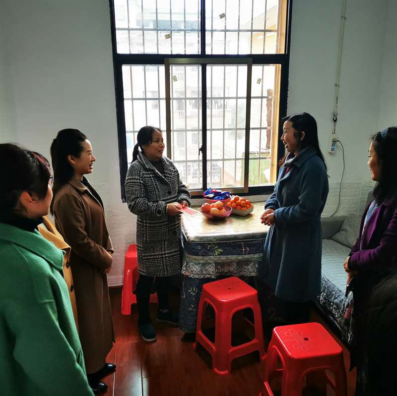暖心省妇联领导慰问我区困难基层妇联干部(图2)