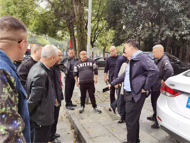 市城管局到我区调研城市管理工作(图1)