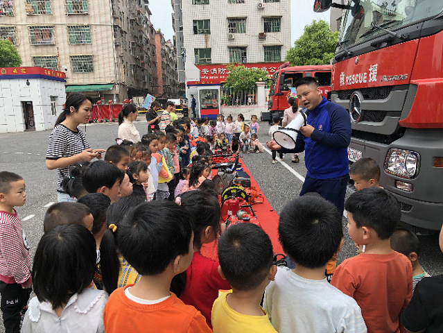 幼儿园小朋友走进大祥区应急消防科普基地参观学习(图2)