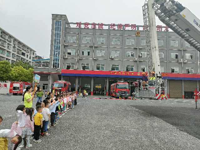 幼儿园小朋友走进大祥区应急消防科普基地参观学习(图1)