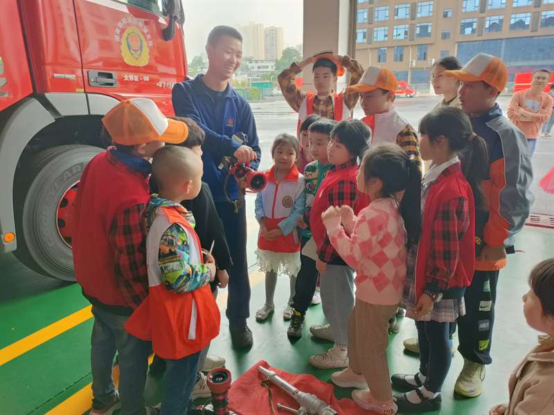 大祥区消防科普教育基地开放日迎来“小记者”(图2)