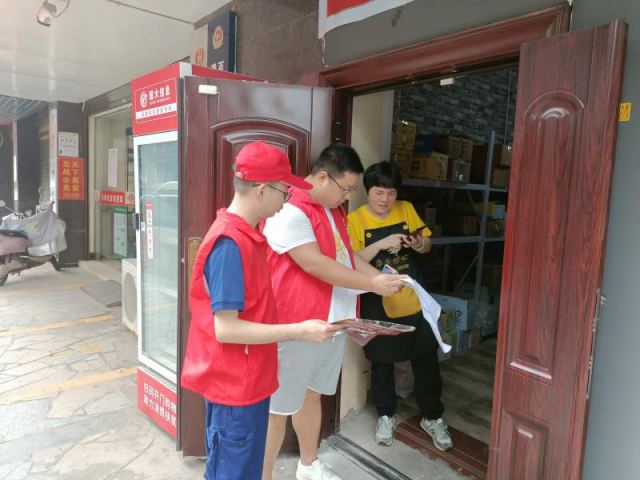 大祥区消防志愿者走街串巷助力夏季消防宣传工作(图1)