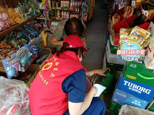 大祥区消防志愿者走街串巷助力夏季消防宣传工作(图2)