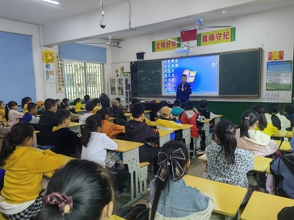 大祥区消防救援大队深入向阳小学开展消防应急演练(图3)