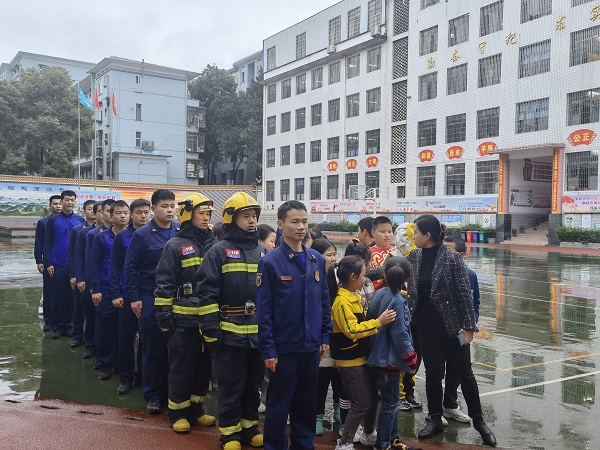 大祥区消防救援大队深入向阳小学开展消防应急演练(图1)