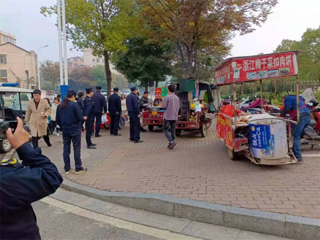 大祥城管持续开展校园周边整治行动(图1)
