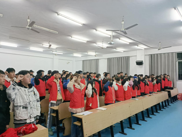 400多位青年志愿者参加培训助力创文(图2)