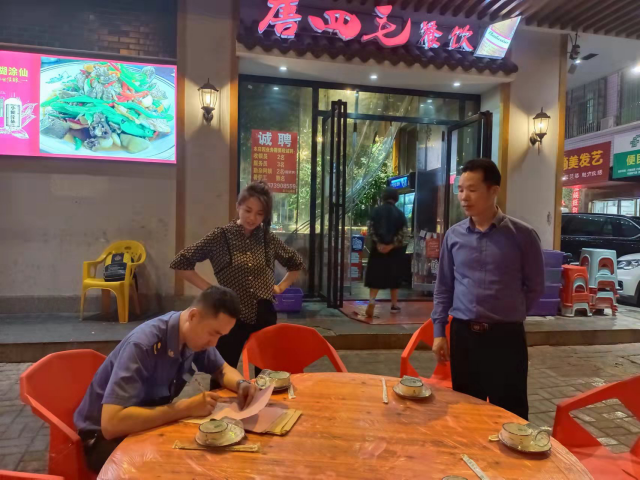 大祥城管重拳出击开展夜市整治(图1)