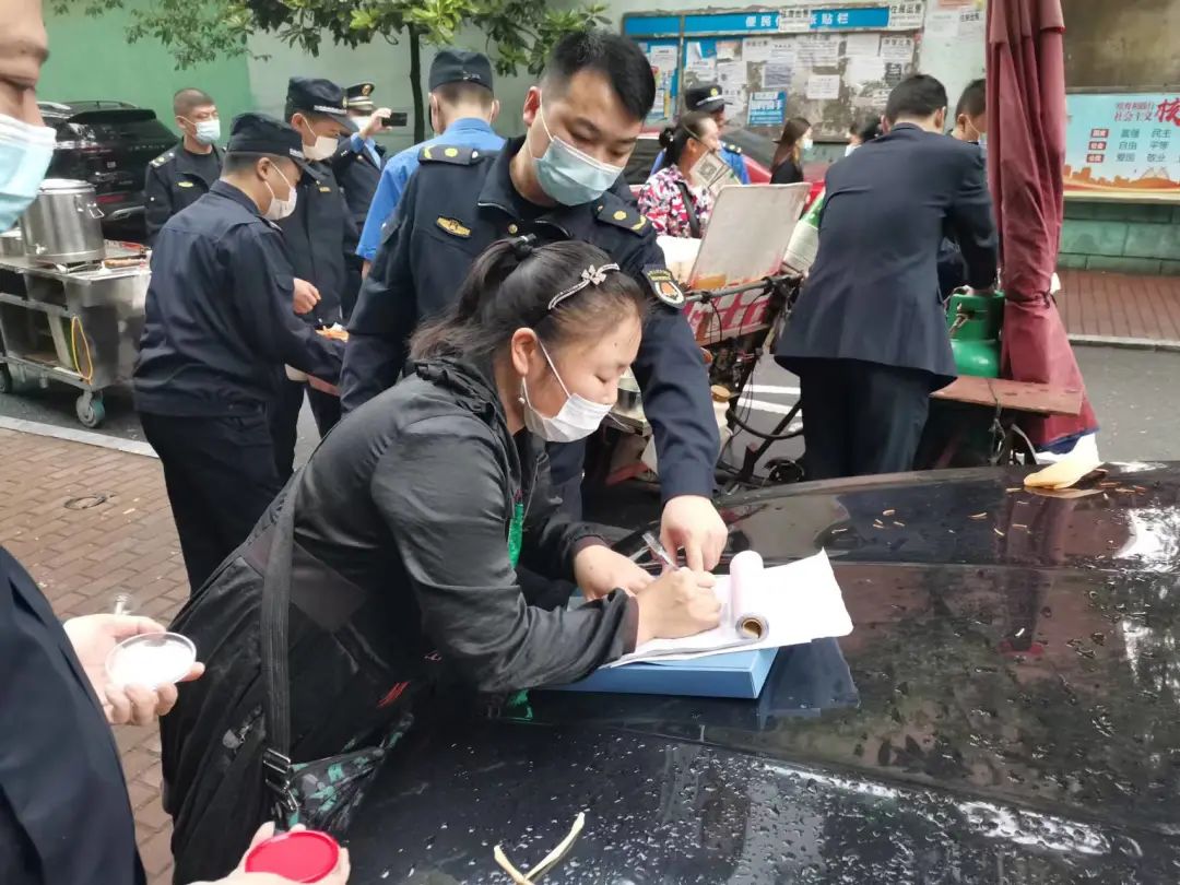 大祥城管开展校园周边安全问题提级专项整治行动(图1)