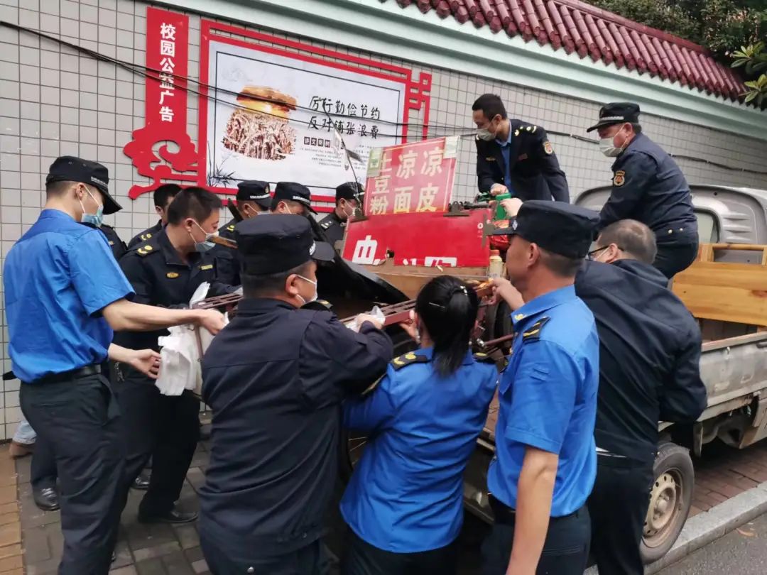 大祥城管开展校园周边安全问题提级专项整治行动(图3)