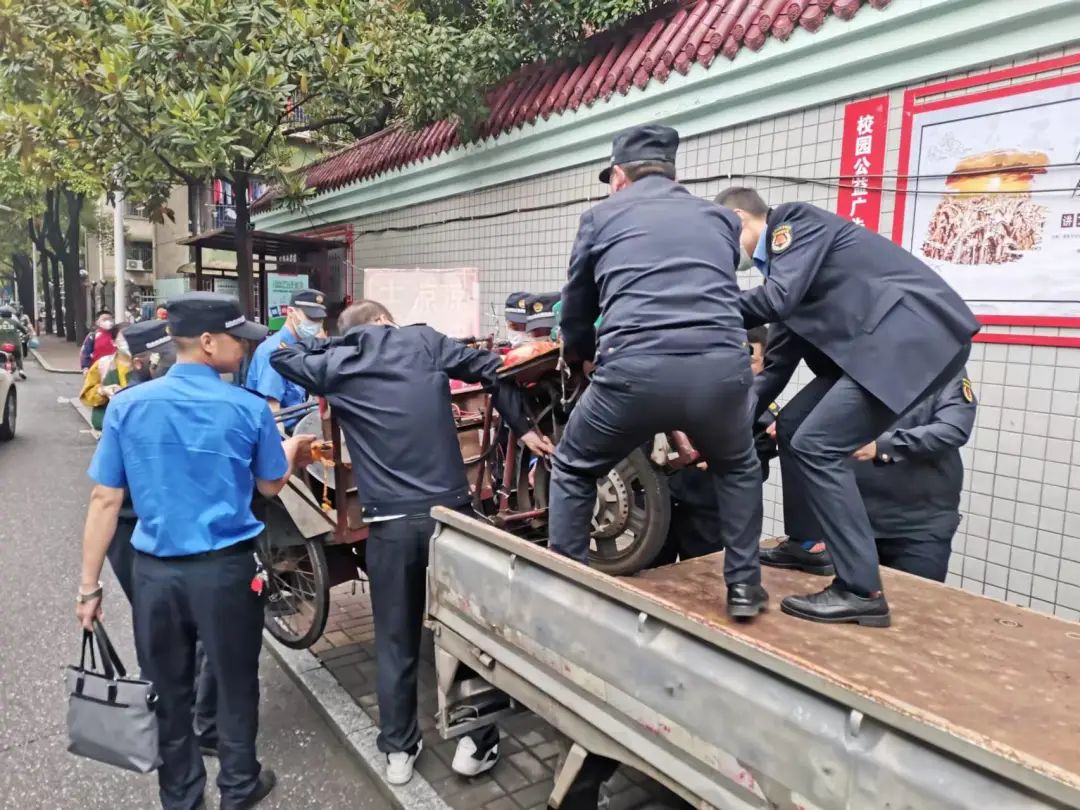 大祥城管开展校园周边安全问题提级专项整治行动(图2)