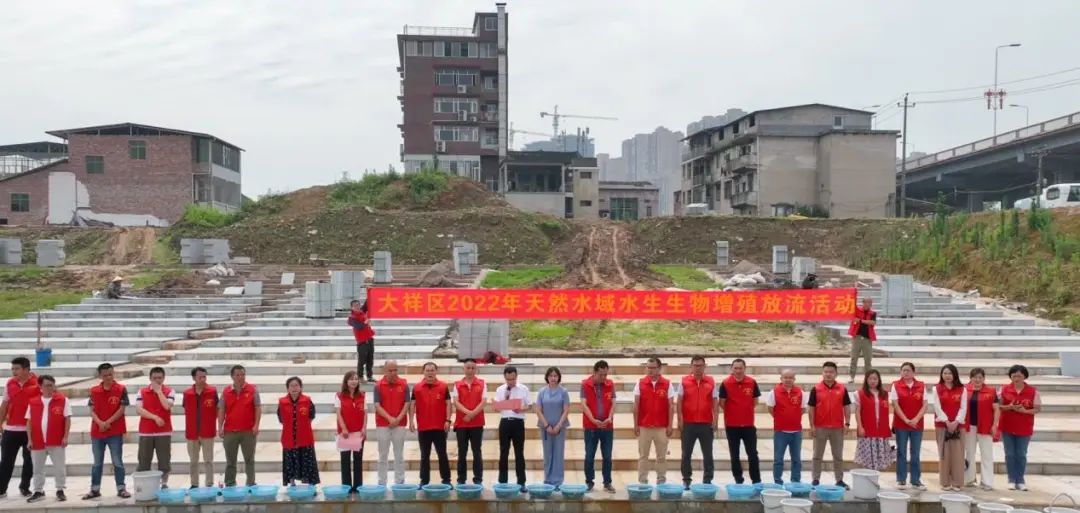 投放各类鱼苗200万尾大祥区举行2022年水生生物增殖放流活动(图1)
