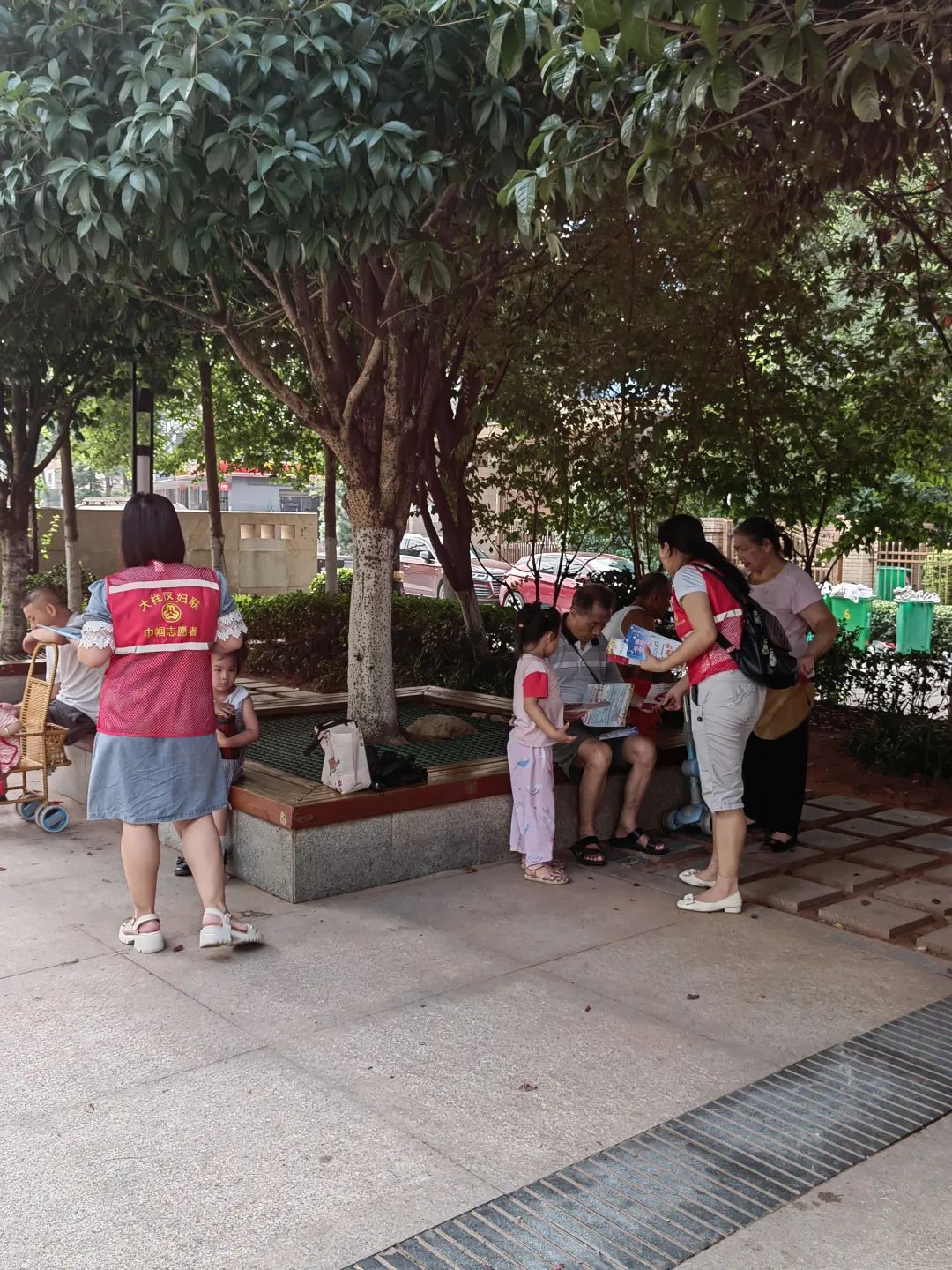 大祥区妇联在西苑公园开展《最高人民法院关于办理人身安全保护令案件适用法律若干问题的规定》法制宣传活动(图4)