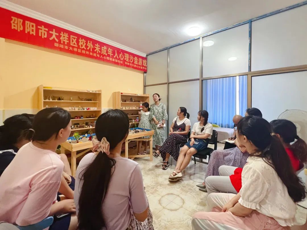 “周哈里窗”沙盘游戏走进大祥区未成年人心理辅导站(图2)