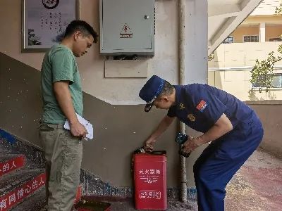 大祥区消防救援大队深入学校开展开学前消防安全检查(图2)