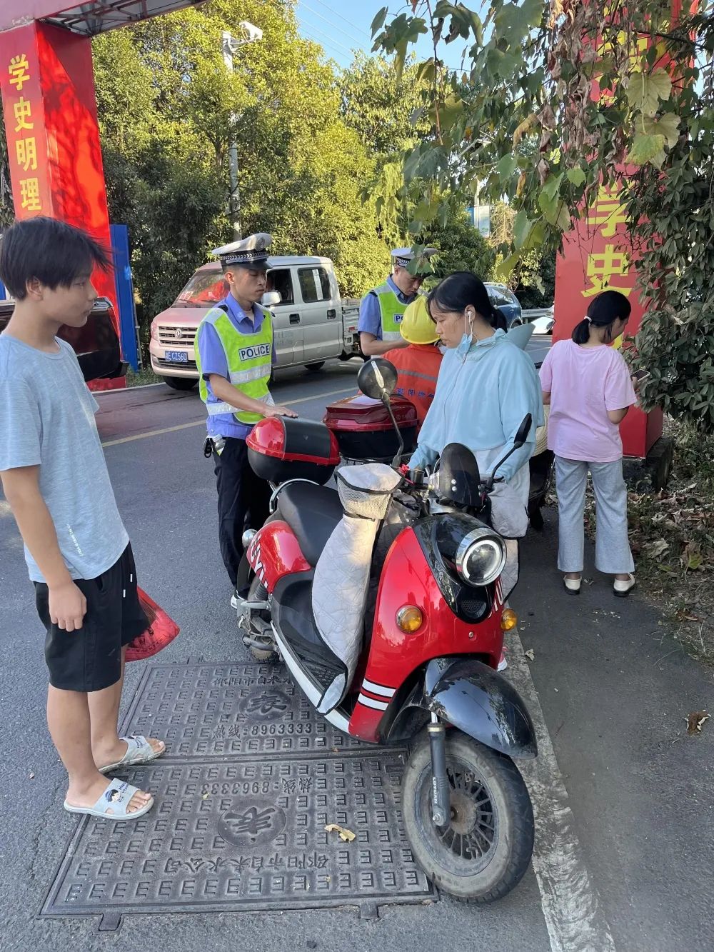 大祥区城南街道：“宣传+劝导+执法”多管齐下 筑牢道路交通安全防线(图5)