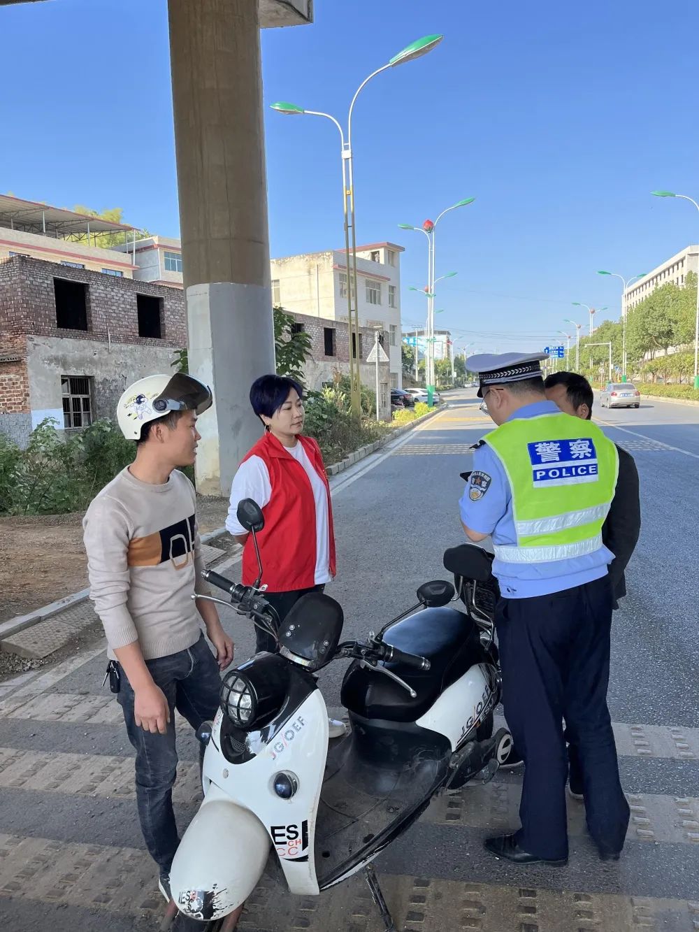 大祥区城南街道：“宣传+劝导+执法”多管齐下 筑牢道路交通安全防线(图2)