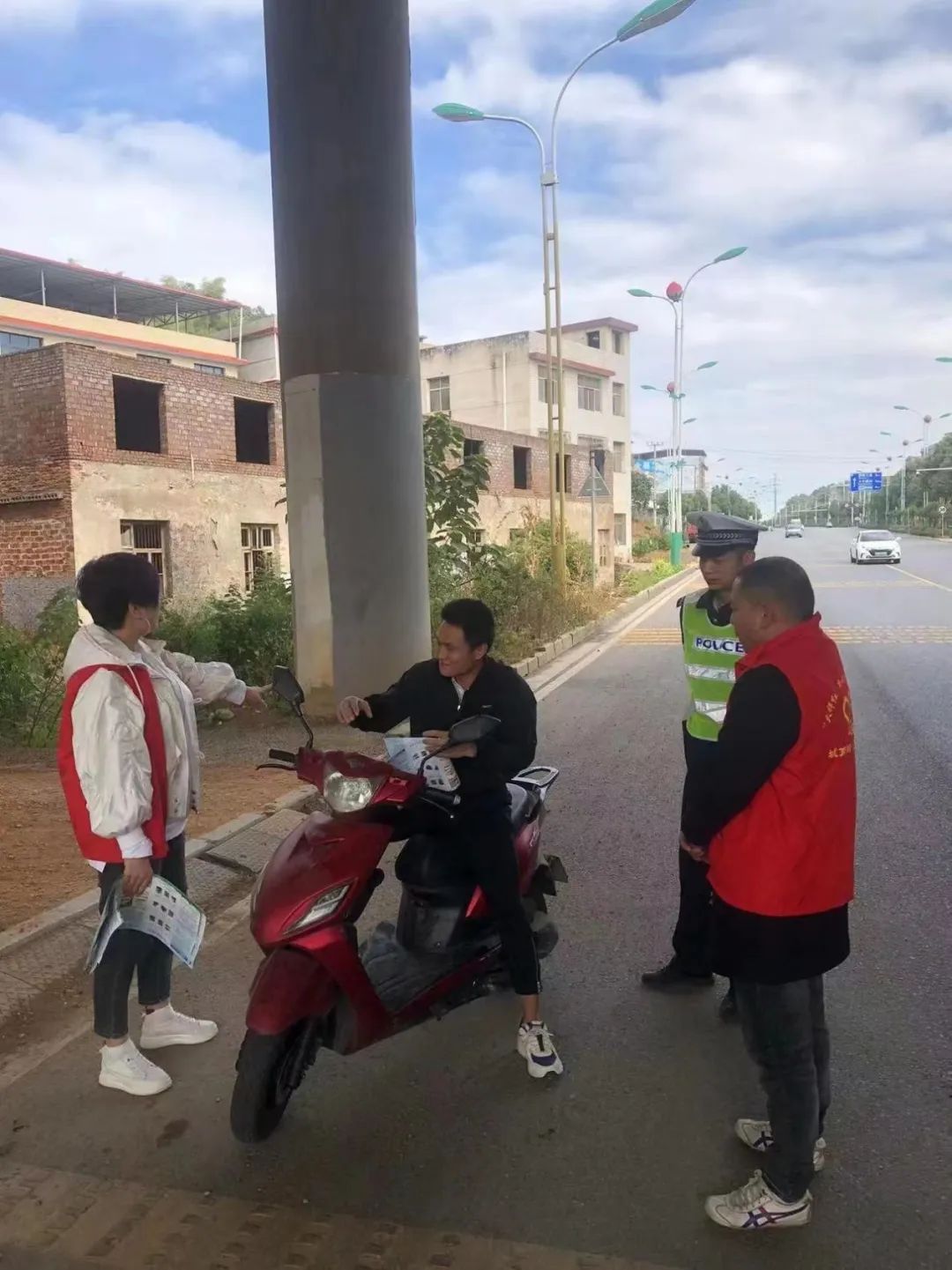 大祥区城南街道：“宣传+劝导+执法”多管齐下 筑牢道路交通安全防线(图3)