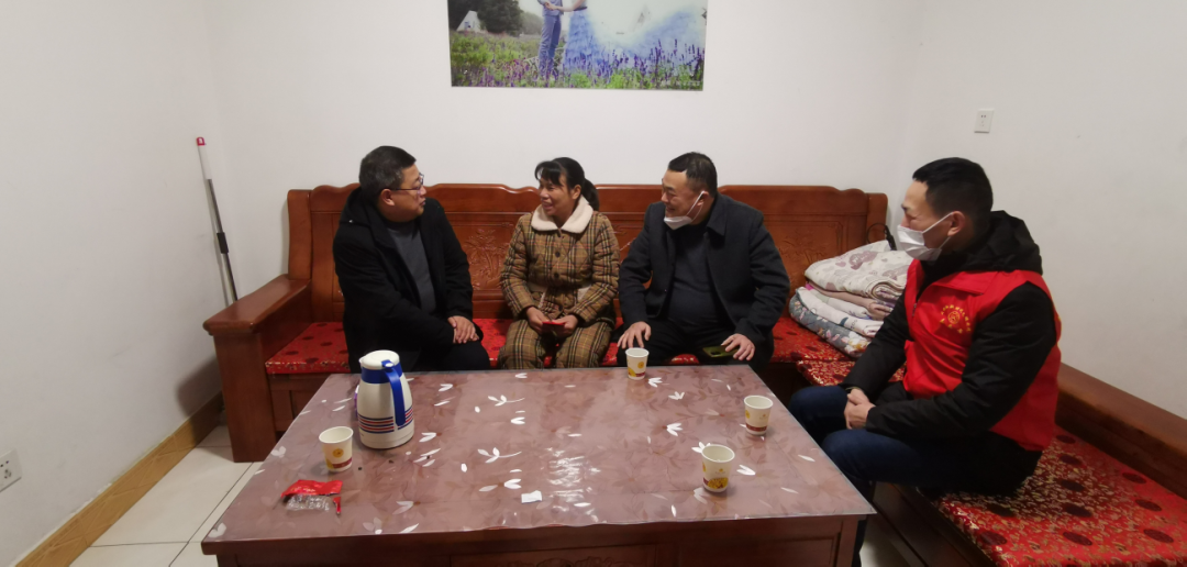 向兵春节前走访慰问道德模范(图2)