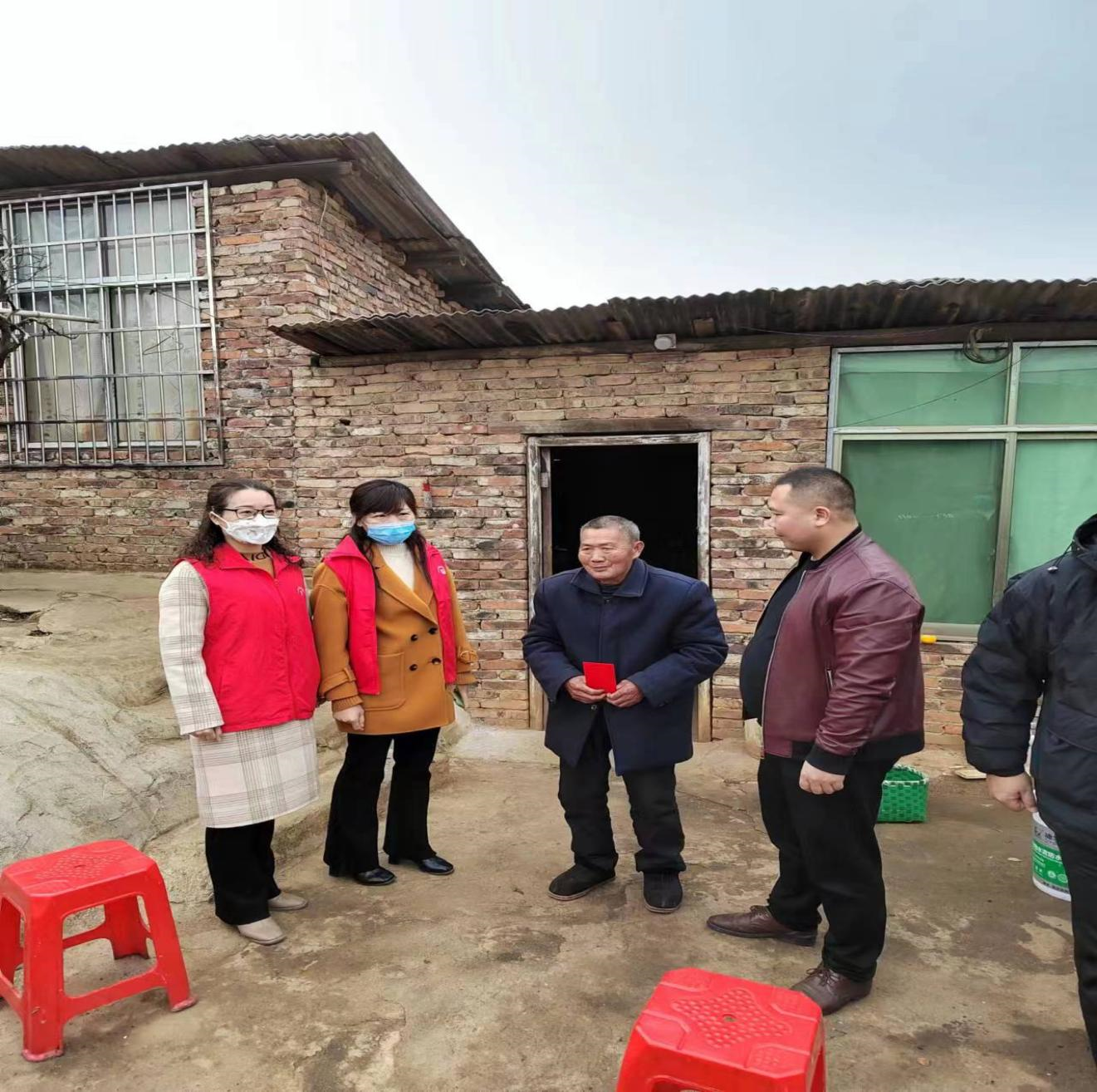 党日活动暖人心 走访慰问贫困户(图2)