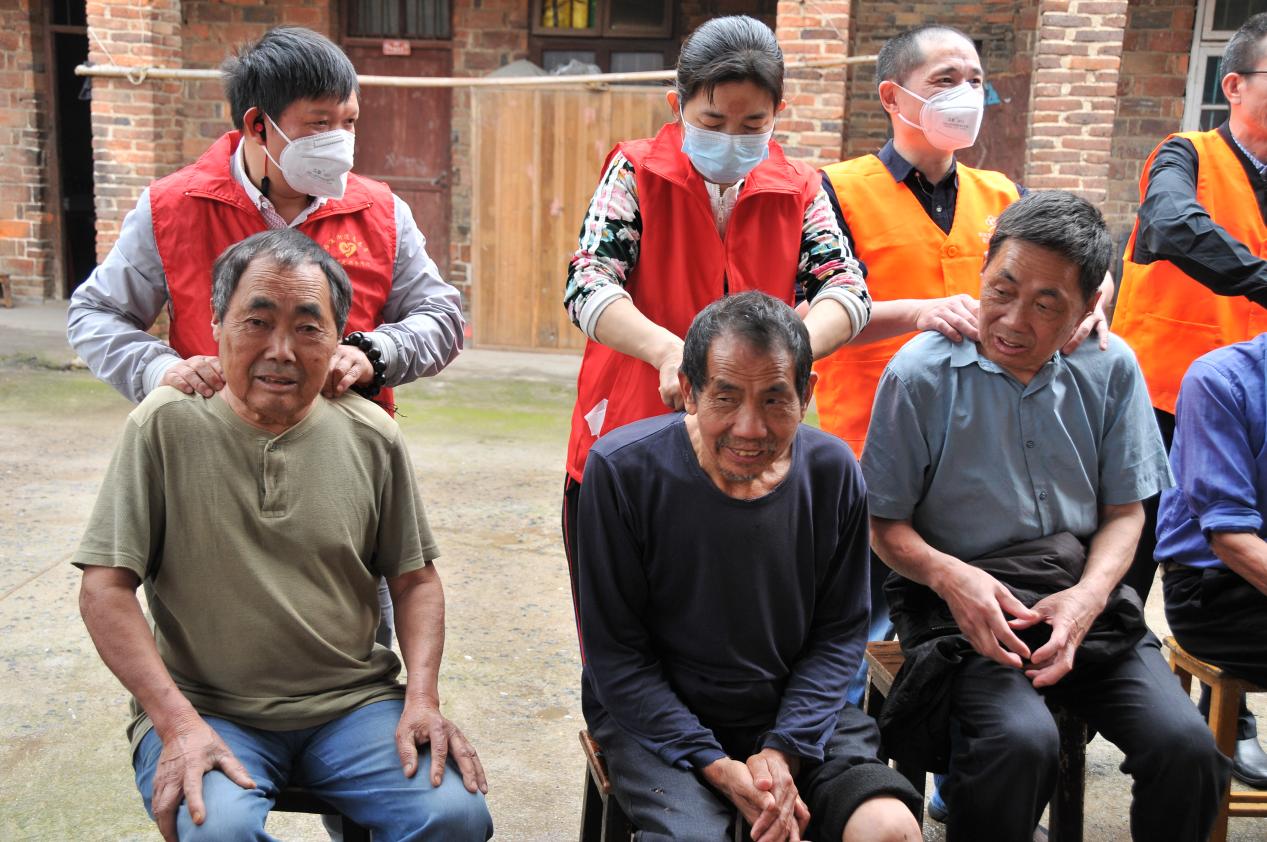 大祥区残联开展“情满大祥 关爱老人”健康服务活动(图2)