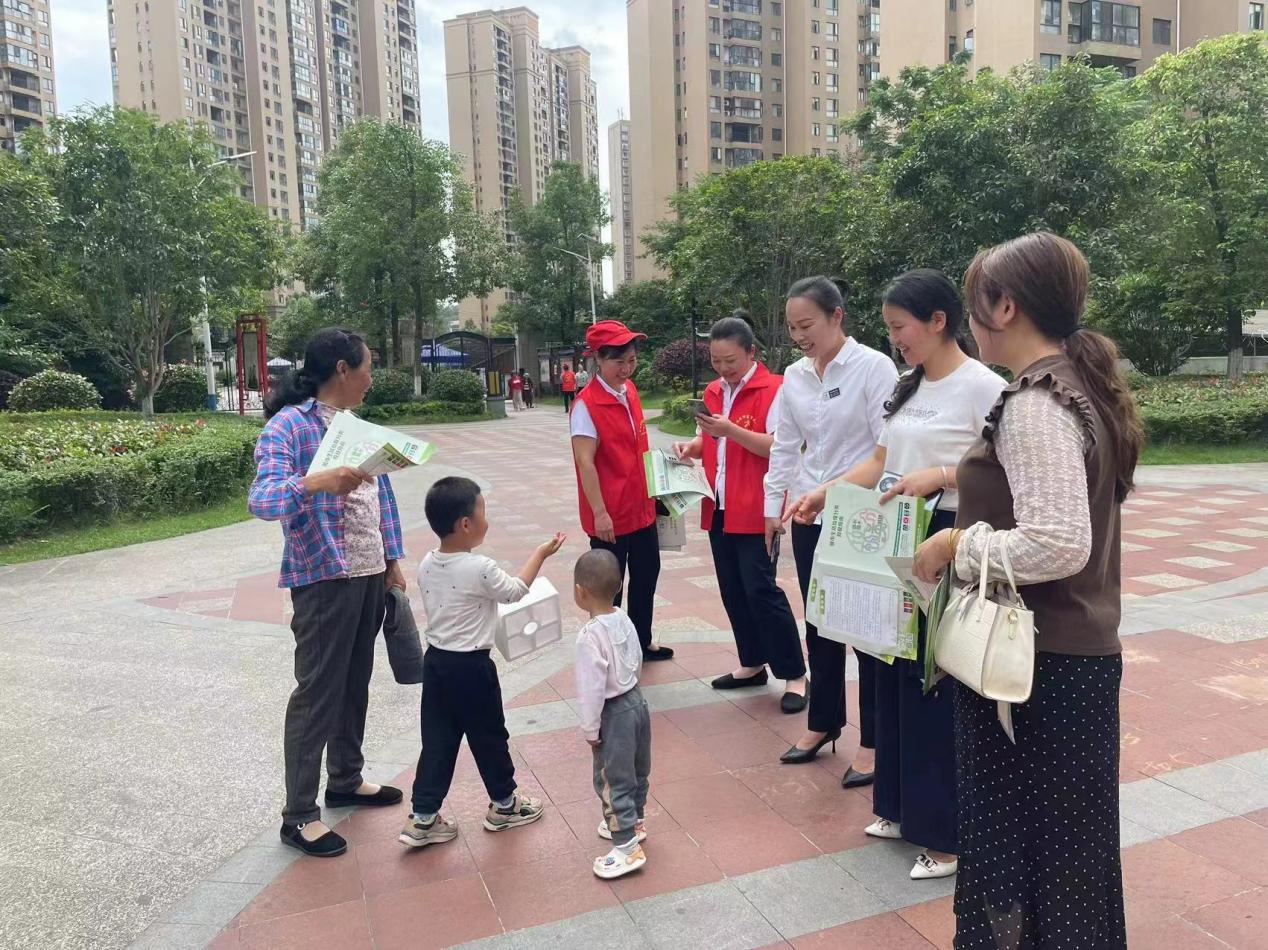 民族团结一家亲，垃圾分类共参与——大祥区住建局在物业小区开展垃圾分类与民族团结宣传活动(图3)