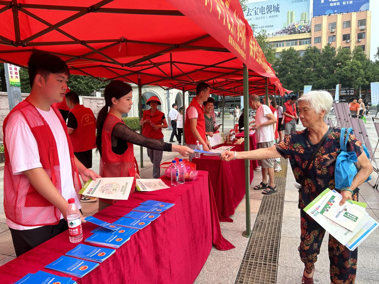 中华民族一家亲 同心共筑中国梦---大祥区住建局开展民族团结宣传活动(图3)