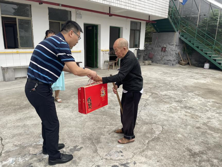 大祥民政:“双节”前夕慰问敬老院老人(图2)