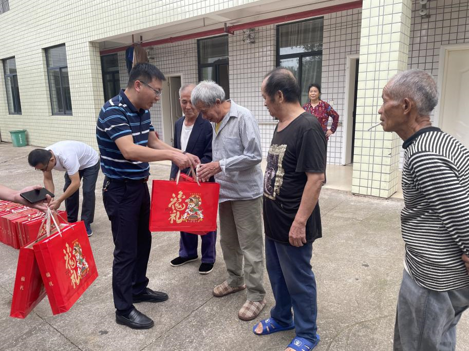 大祥民政:“双节”前夕慰问敬老院老人(图3)