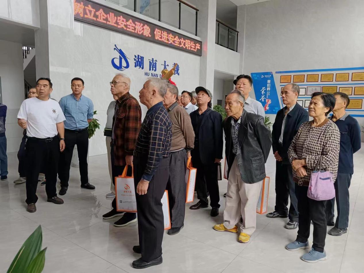 “领悟新思想 感受新成就”—— 大祥区开展离退休干部参观考察活动(图2)