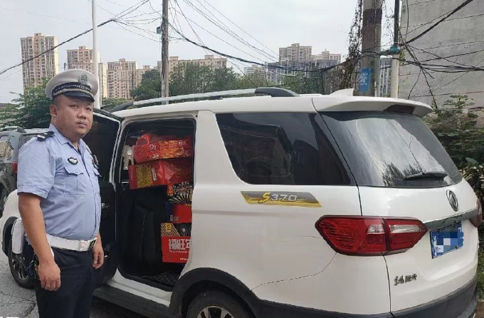 大祥区查处一起非法运输、储存烟花爆竹案件(图1)