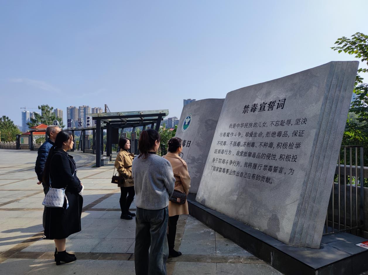 大祥区交通运输局组织干部职工参观邵水西路禁毒主题文化街(图2)