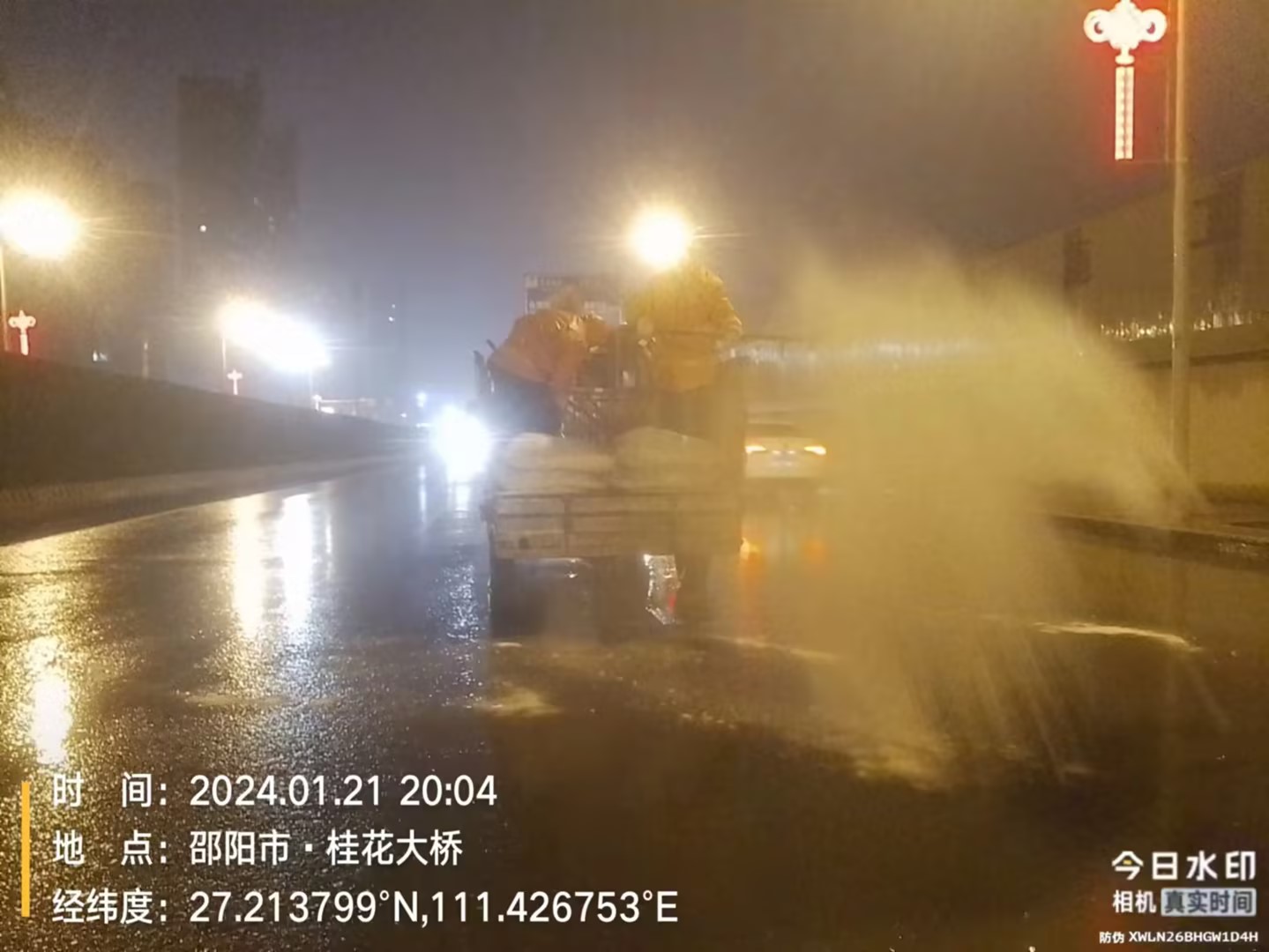 大祥区城管局提前撒盐防冻，全力保障市民冬季安全出行(图3)