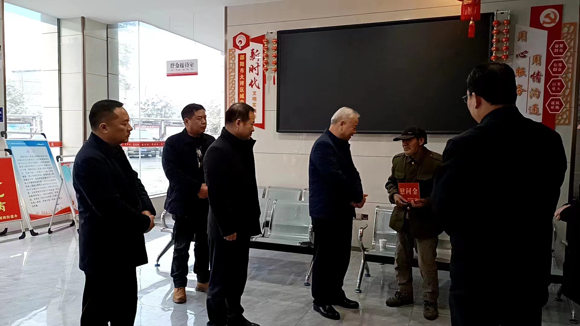 走访慰问送关怀 情暖退役军人心 ——省退役军人事务厅来大祥区开展走访慰问活动(图1)