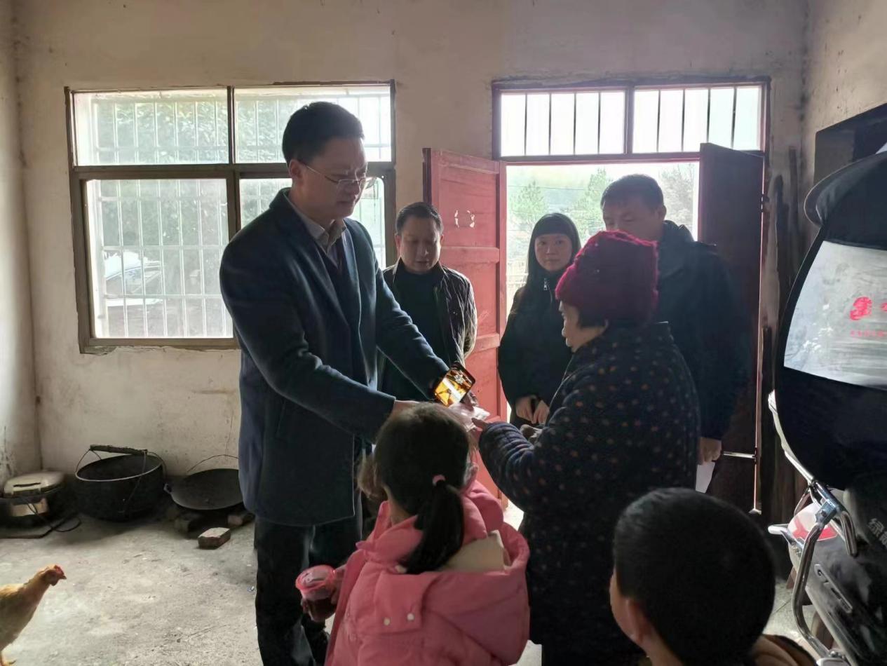 区征收办开展联点帮扶村贫困家庭走访慰问送温暖活动(图1)