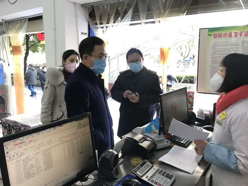 邓涛督导餐饮店和药店疫情防控工作(图3)
